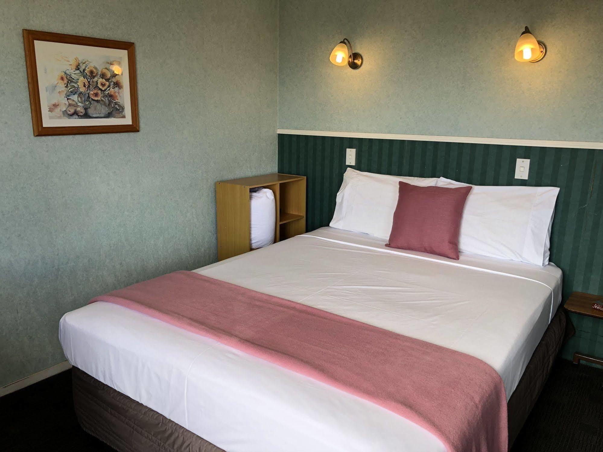 Dunrovin Motel Taupo Exterior photo