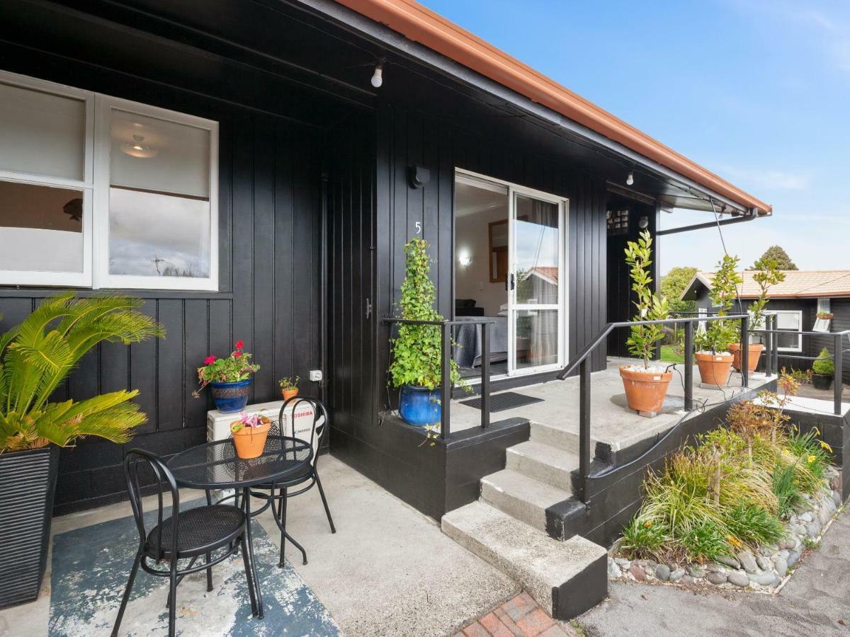 Dunrovin Motel Taupo Exterior photo